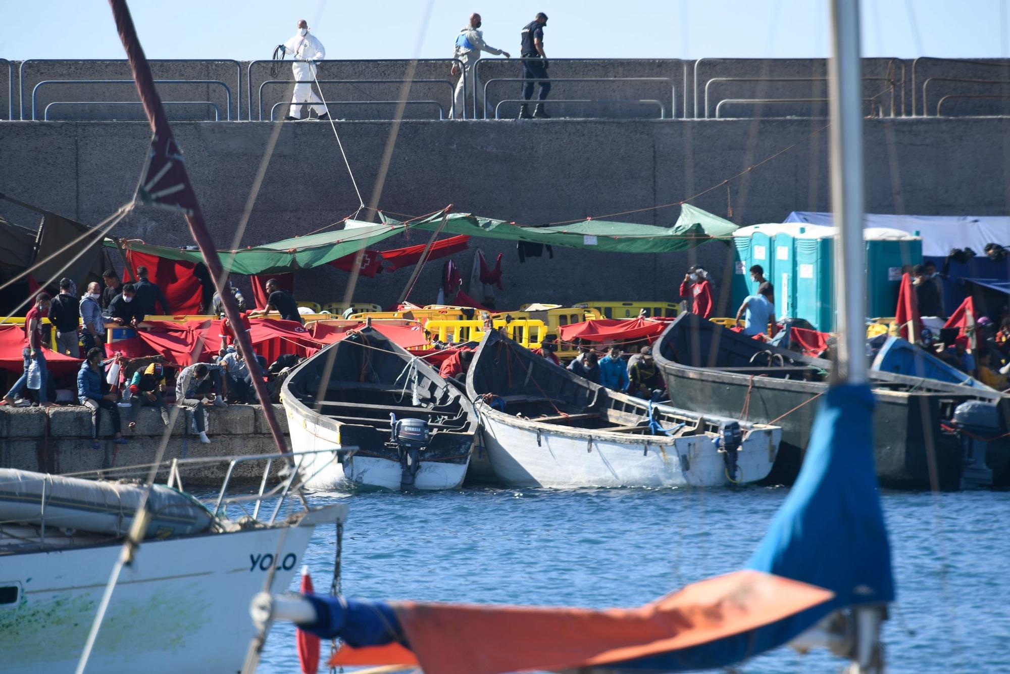 Llegada de una embarcación al puerto de Arguineguín saturado