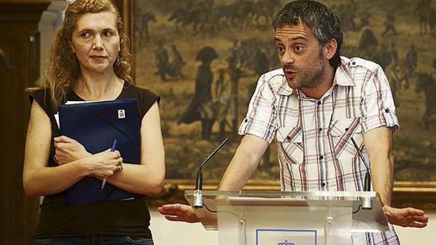 La edil de Facenda, Eugenia Vieito, y el alcalde, Xulio Ferreiro, en una comparecencia en el Ayuntamiento.