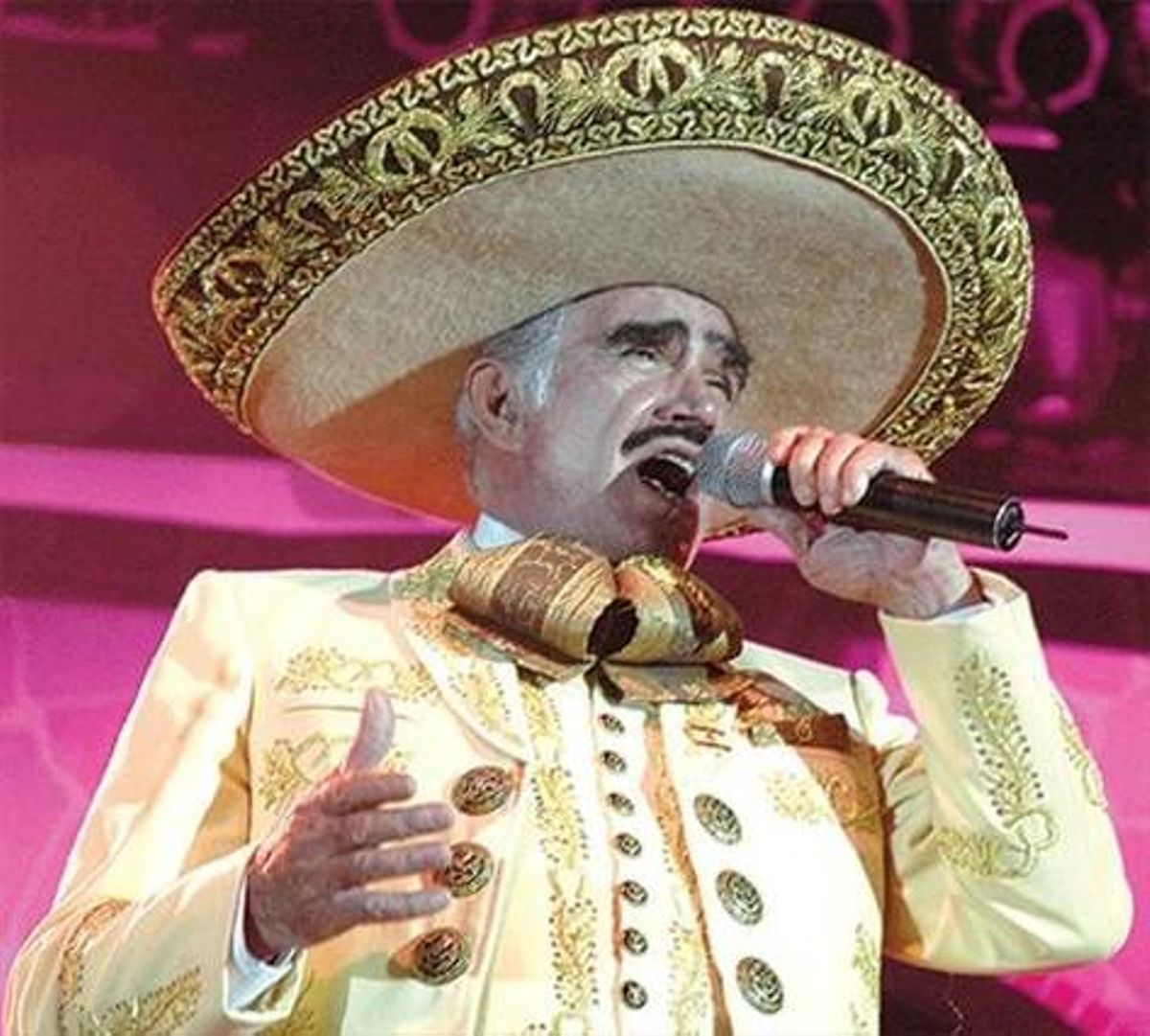 Vicente Fernández, durant un recital. Vicente Fernández, durant un recital.