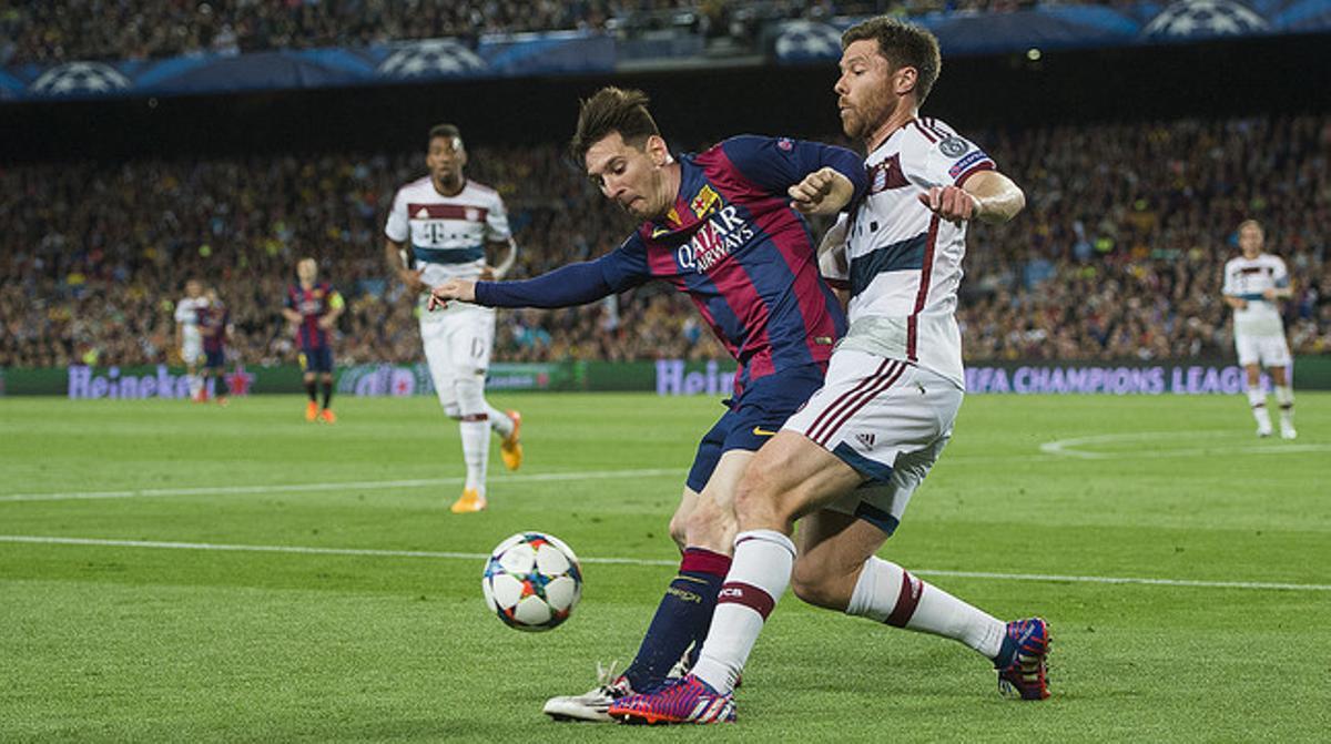 Messi lluita per la pilota amb Xabi Alonso durant l’anada de les semifinals de la Lliga de Campions entre el Barcelona i el Bayern al Camp Nou. Messi lluita per la pilota amb Xabi Alonso durant l’anada de les semifinals de la Lliga de Campions entre el Barcelona i el Bayern al Camp Nou.