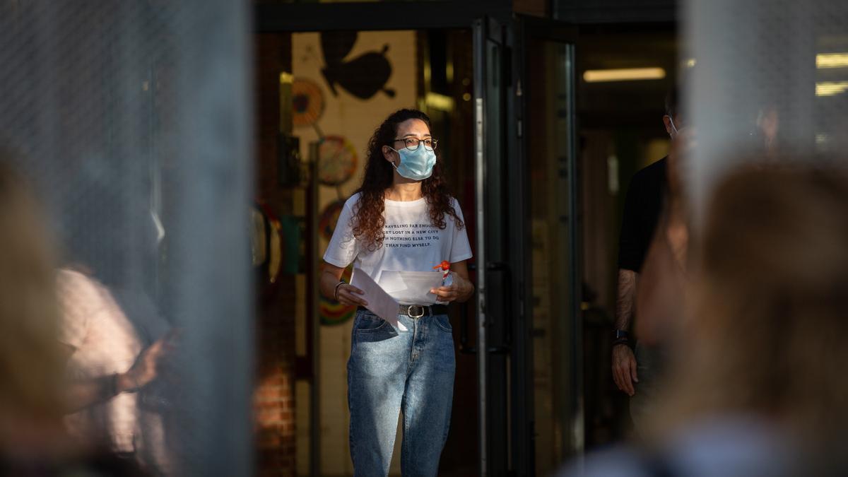 Una professora amb mascareta a les portes d&#039;un col·legi durant el primer dia del curs escolar 2020-2021, a Barcelona