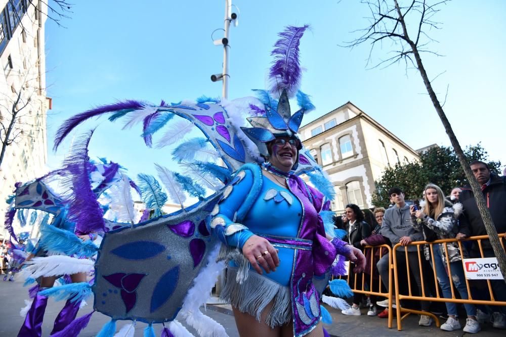 El desfile de Carnaval inunda de gente, color y humor el centro de Pontevedra