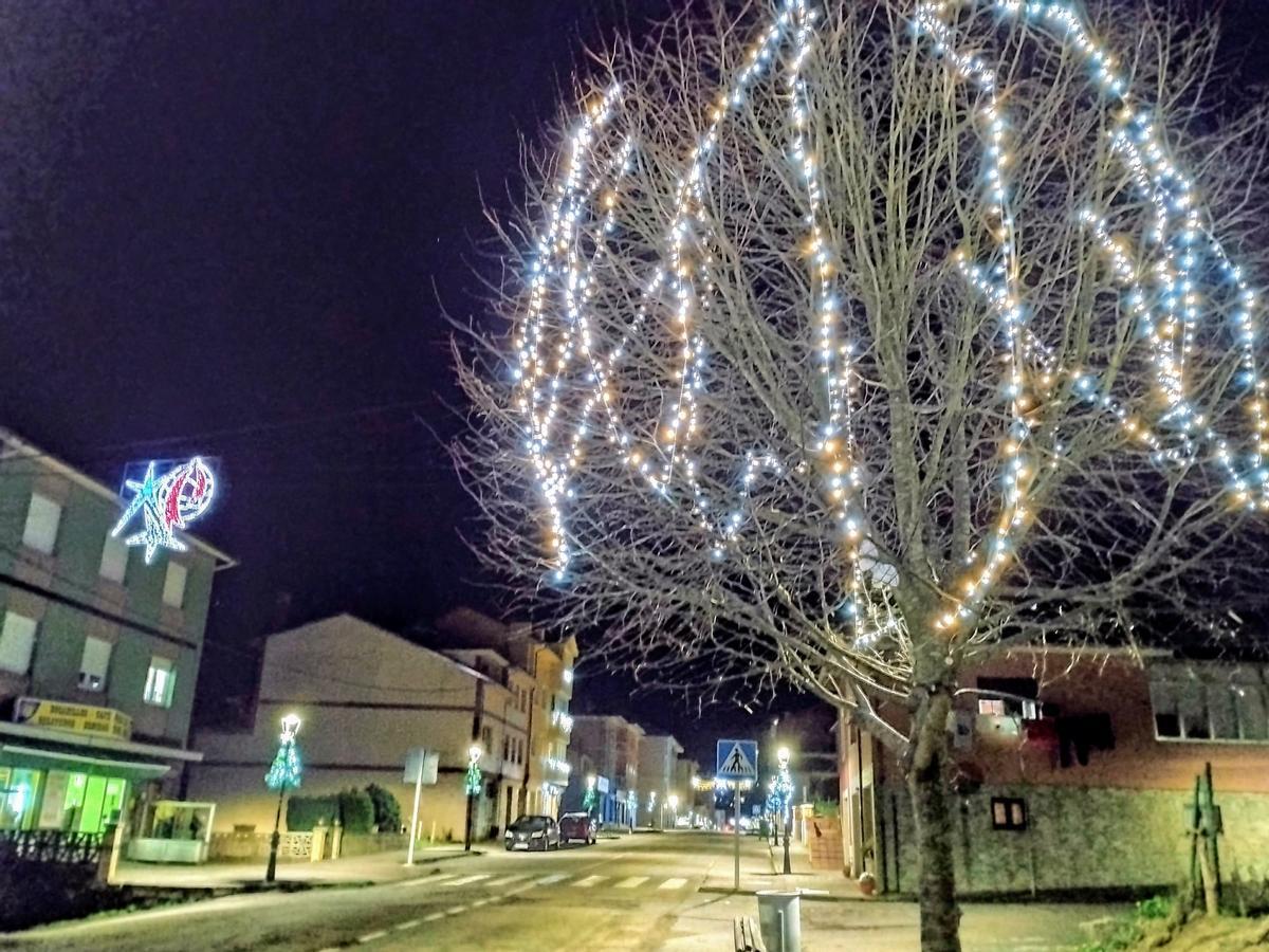 Decoración en la calle principal de La Espina.