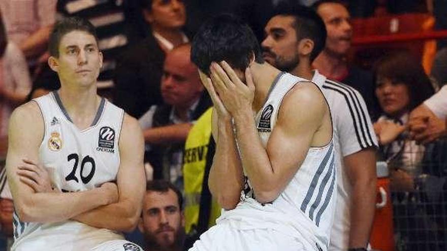 Carroll, Díez y Reyes, desconsolados. // Daniel Dal Zennaro