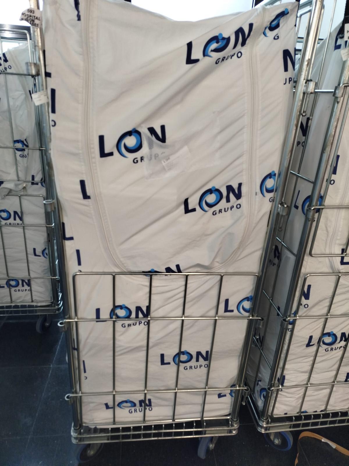 Un contenedor de ropa limpia para el hospital de Son Espases.