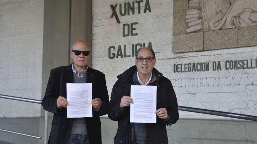 Ricardo Vales y Manuel Monge, con la carta enviada a Feijóo.