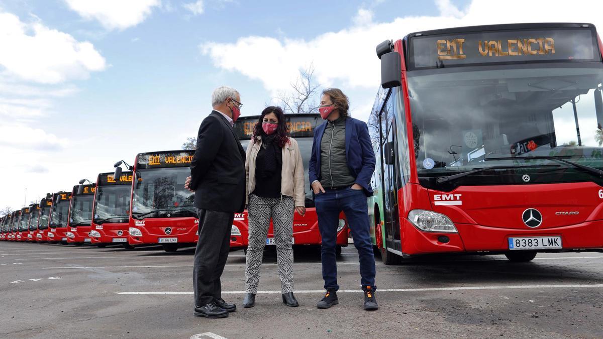 Ribó, Serrano y Grezzi charlan ante los nuevos buses de la EMT.