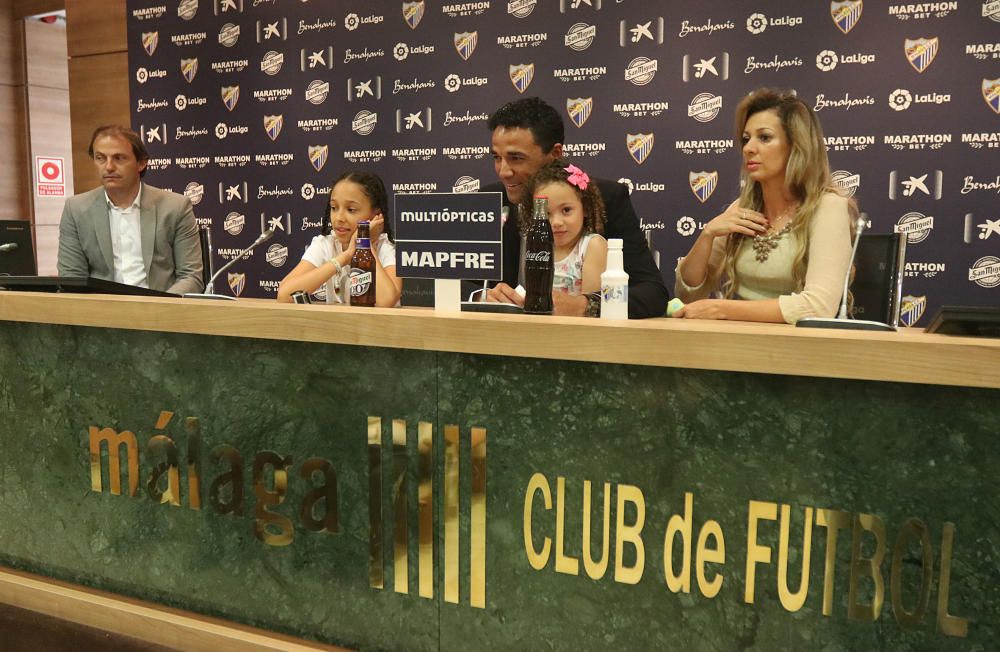 Jugadores y cuerpo técnico del Málaga CF despiden en la sala de prensa al central brasileño del Málaga CF