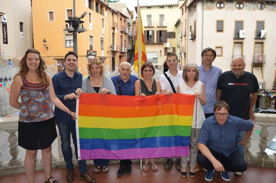 Lectura del manifest i penjada de la bandera de l'orgull gai a l'Ajuntament de Berga