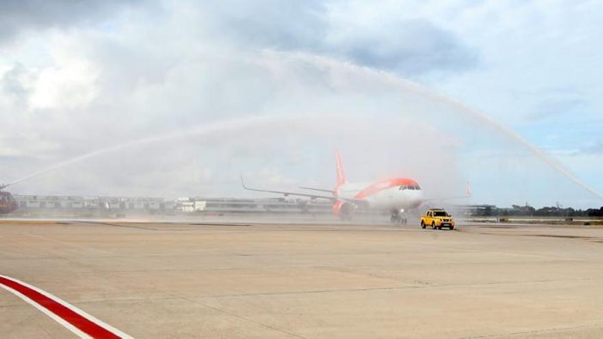 Mit einer Wasserfontäne weihte die Flughafenfeuerwehr in Palma die neue Route ein.