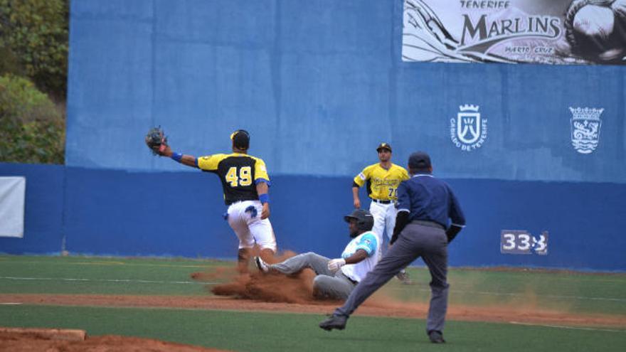 Lance de un pretérito encuentro de los Marlins Puerto Cruz.