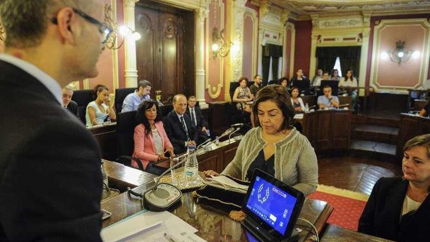 La nueva edil del PP, Flora Moure, en su toma de posesión. // Brais Lorenzo