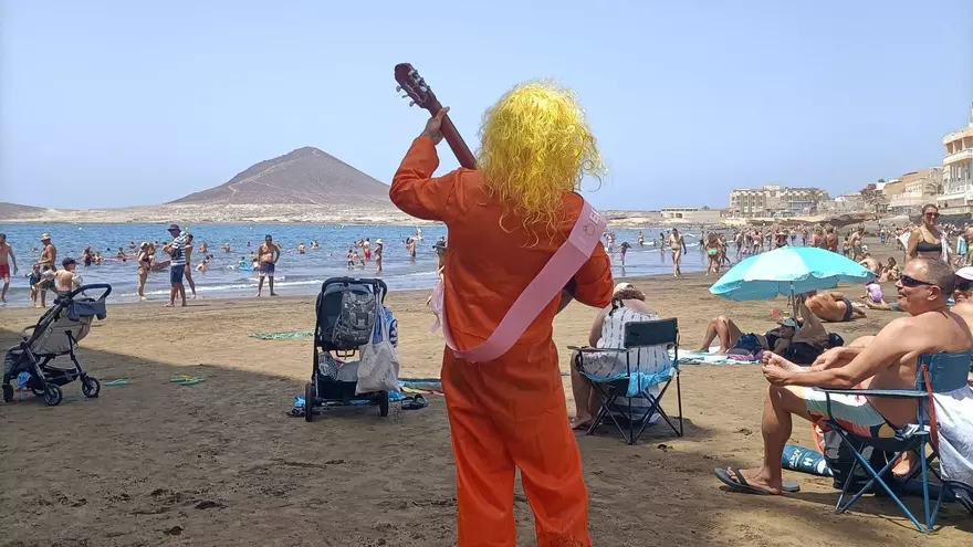 Una guitarra, un novio disfrazado y unos 'amigos': una despedida de soltero en Tenerife alegra a los bañistas y vecinos
