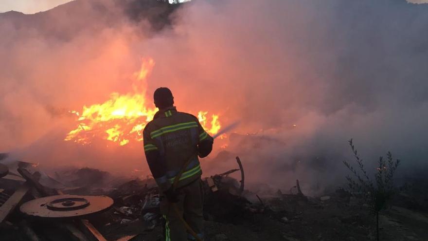 Un bombero trabaja para apagar el incendio, ayer