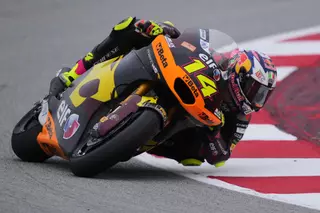 El italiano Tony Arbolino domina Moto2 en condiciones mixtas