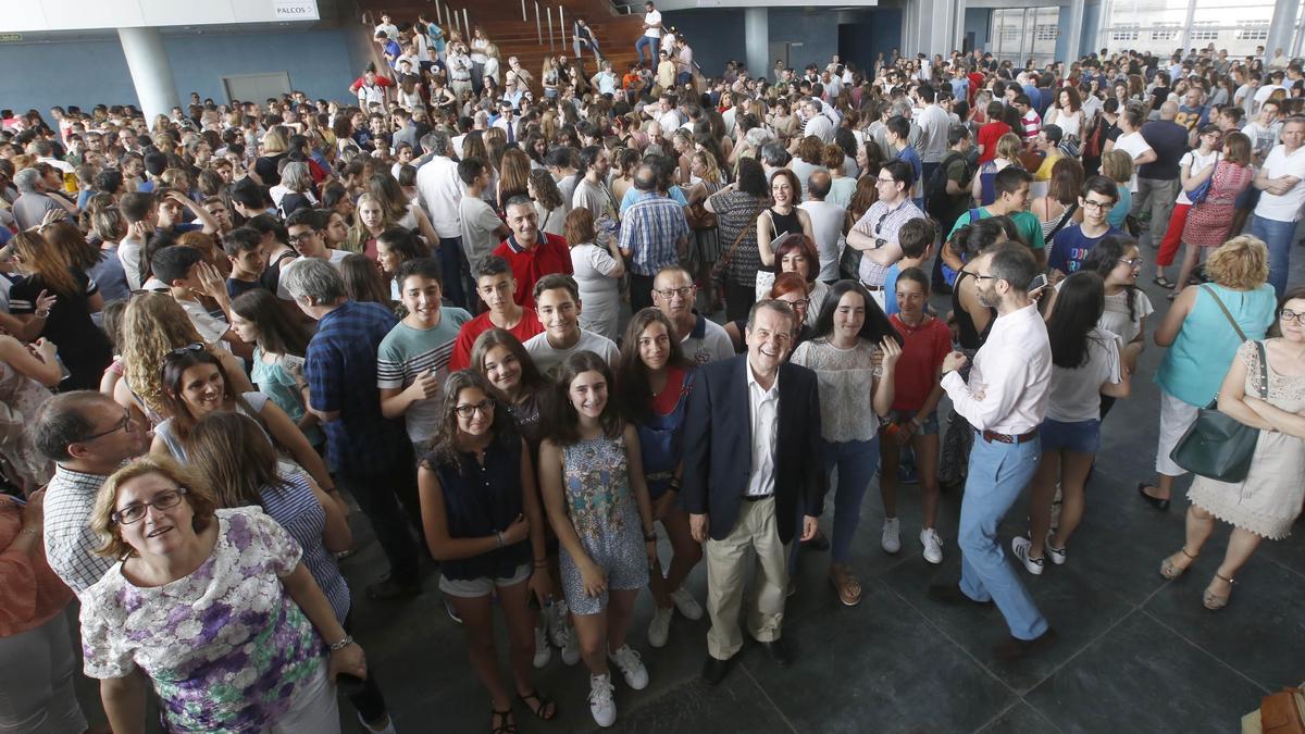 El alcalde, Abel Caballero, con los estudiantes que viajaron en la edición de 2017.