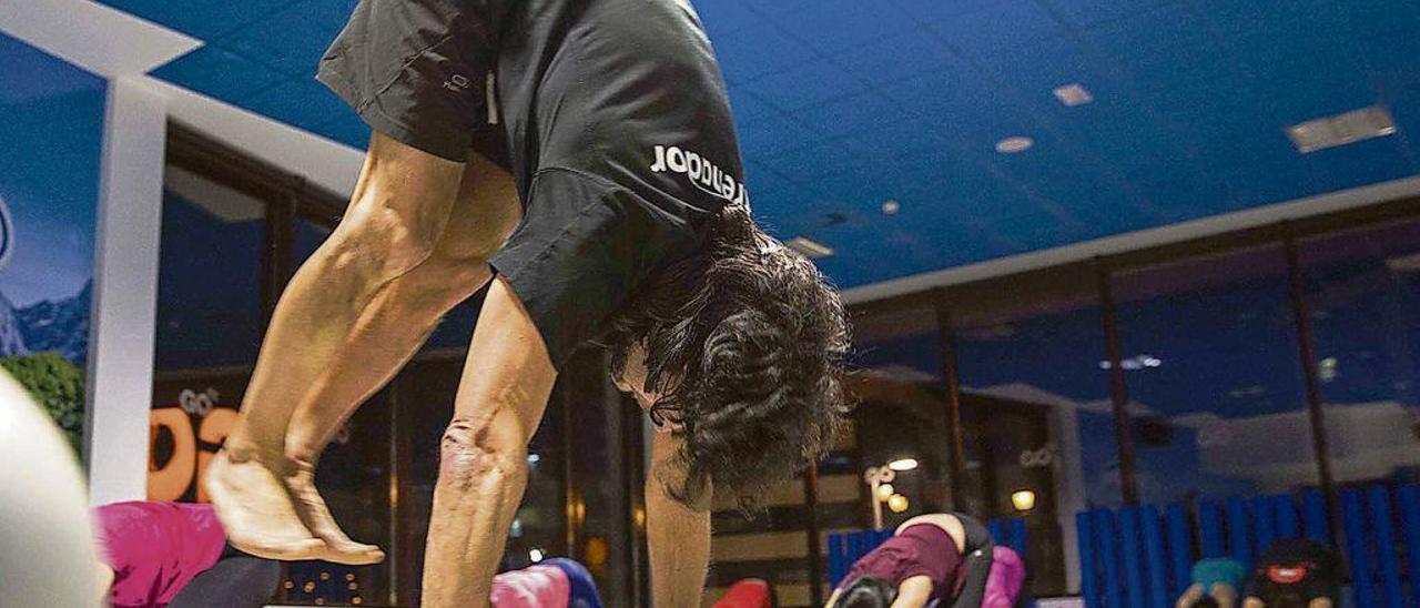Carlos Acevedo, en primer término, dirige una clase de pilates en un gimnasio de Montecerrao.