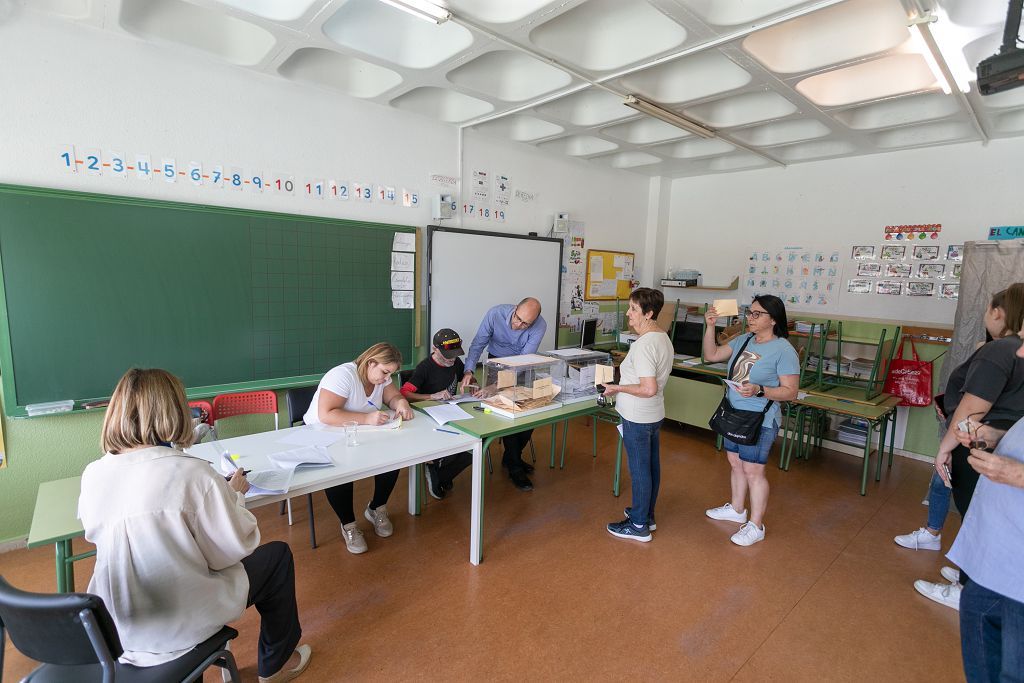 La mañana electoral de Murcia, en imágenes