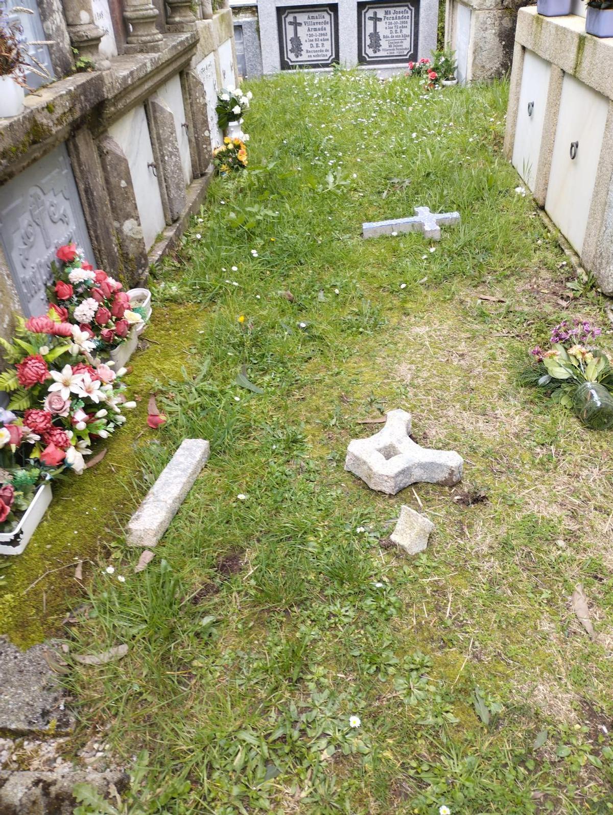 Cruces en uno de los pasillos del camposanto