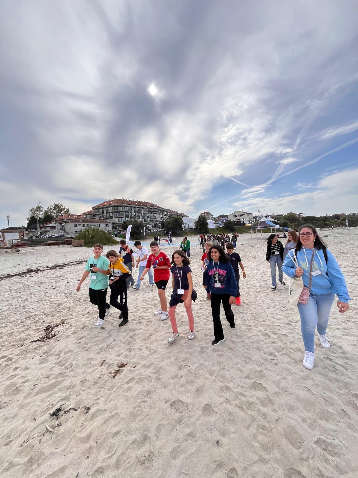 Los asistentes disfrutaron de una prueba de surf adaptado.