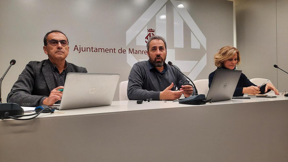 El portaveu de Junts, Ramon Bacardit, al centre, en una compareixença recent