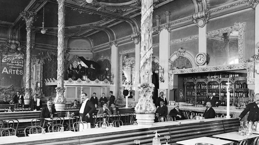 Interior del Café Colón en Vigo // Archivo Pacheco