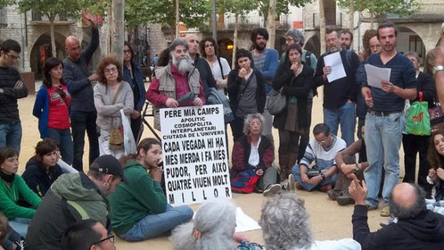 Membres del moviment ahir a la plaça Major.