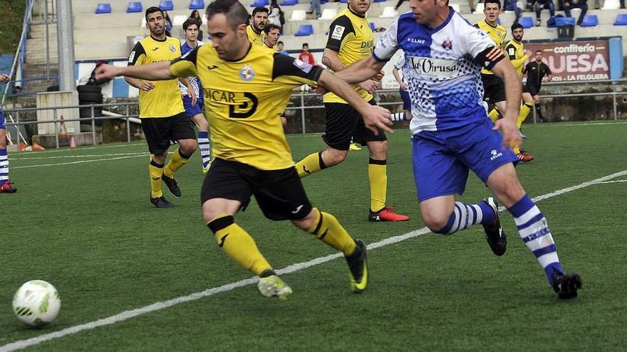 El capitán del Tuilla Ginés, a la derecha, presiona a Cris Alonso, del Llanera.