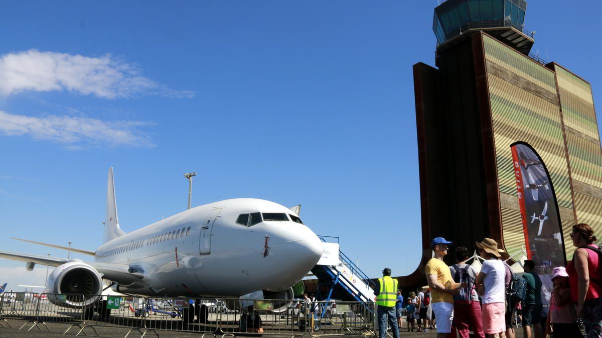 Un grup de persones fan cua per visitar un Boeing 737-700 exposat a la 7a Lleida Air Challenge a l'Aeroport Lleida-Alguaire