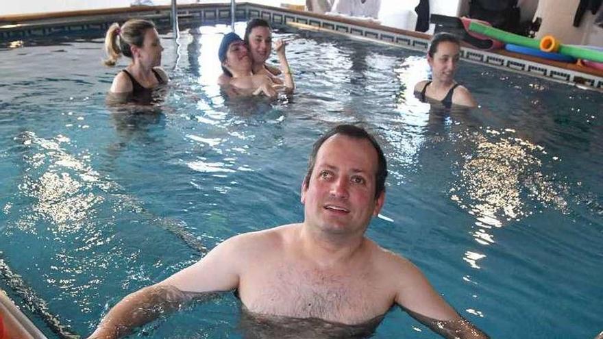 Jorge Liñares, en la piscina del centro de día de Aspace.