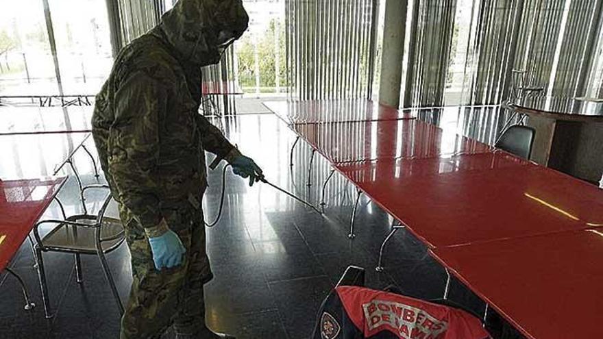 Un equipo de la unidad de zapadores del Ejército de Tierra llevó a cabo ayer la desinfección.