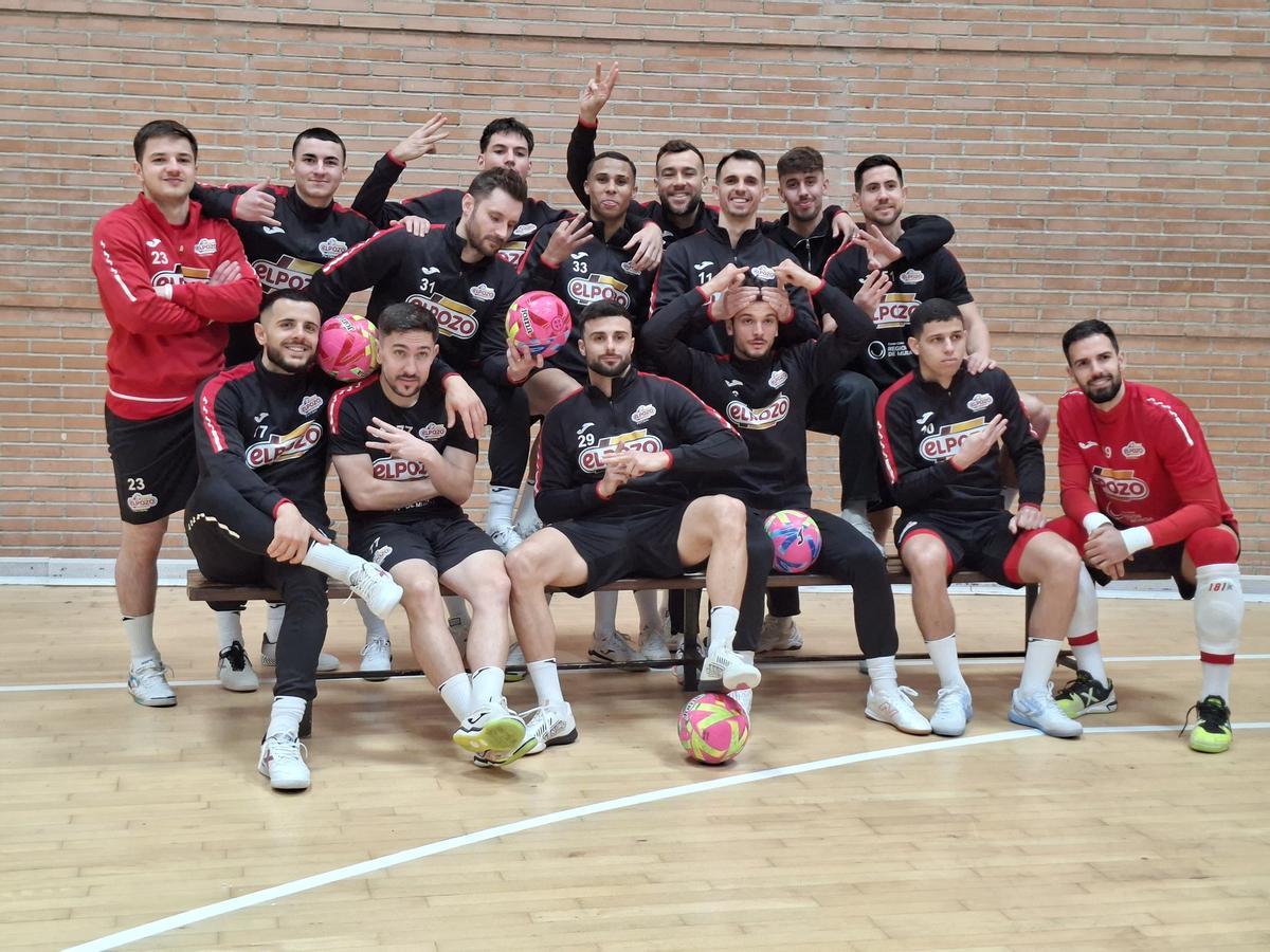 La plantilla de ElPozo Murcia antes de partir a Granada.