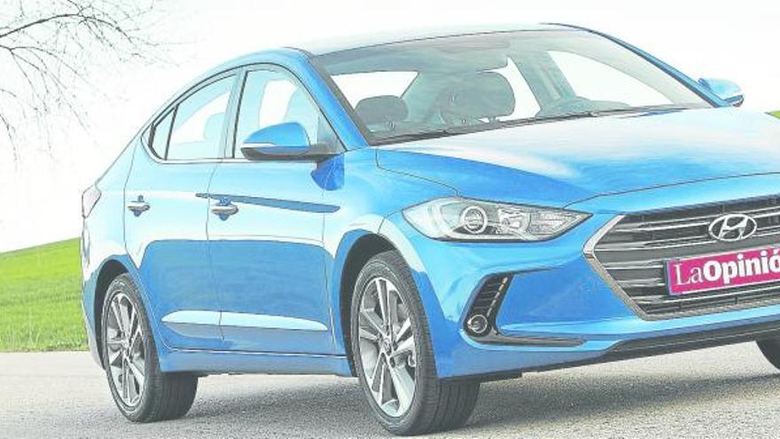 La sexta generación del Hyundai Elantra es un modelo importante para el fabricante coreano, todo un acierto en un segmento al alza por su buen rodar, equipo de dotación y mecánica eficiente