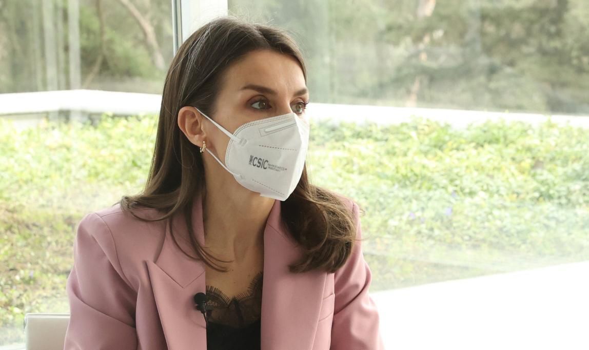 La reina Letizia, de rosa, en la Fundación Princesa de Girona