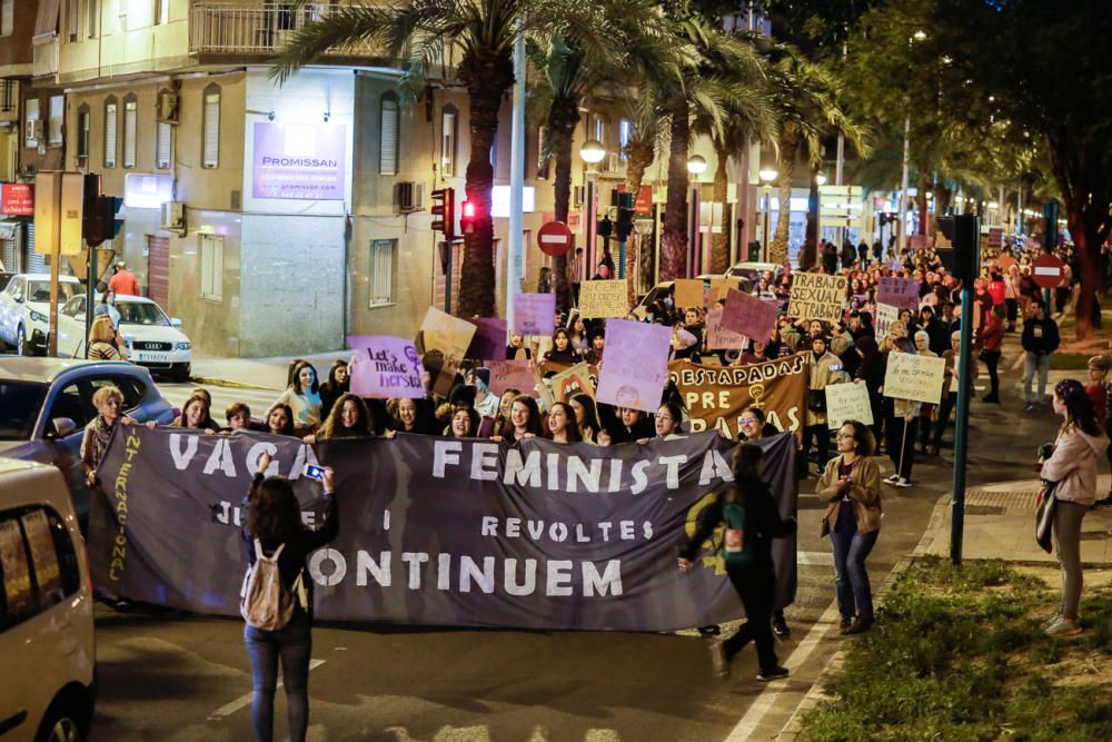 Manifestación nocturna en Elche por el 8-M