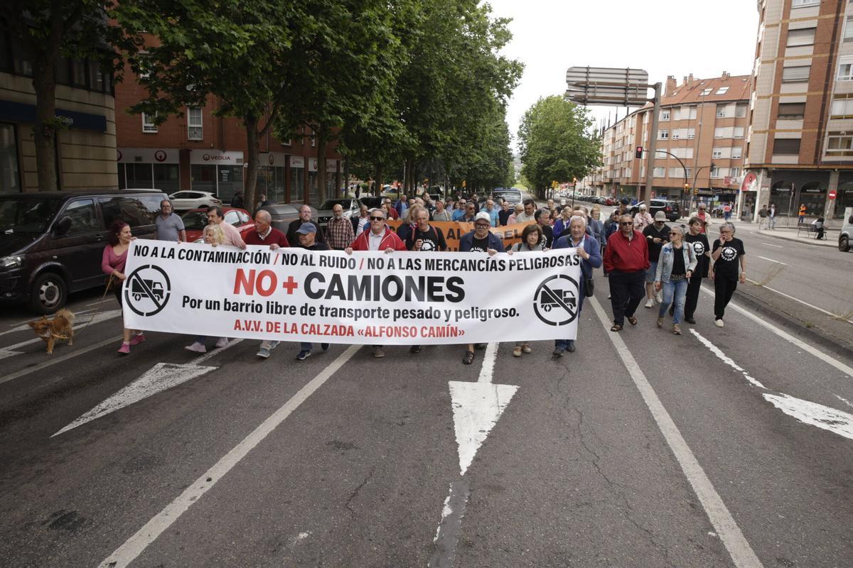 En imágenes: La Calzada vuelve a la carga por los accesos a El Musel