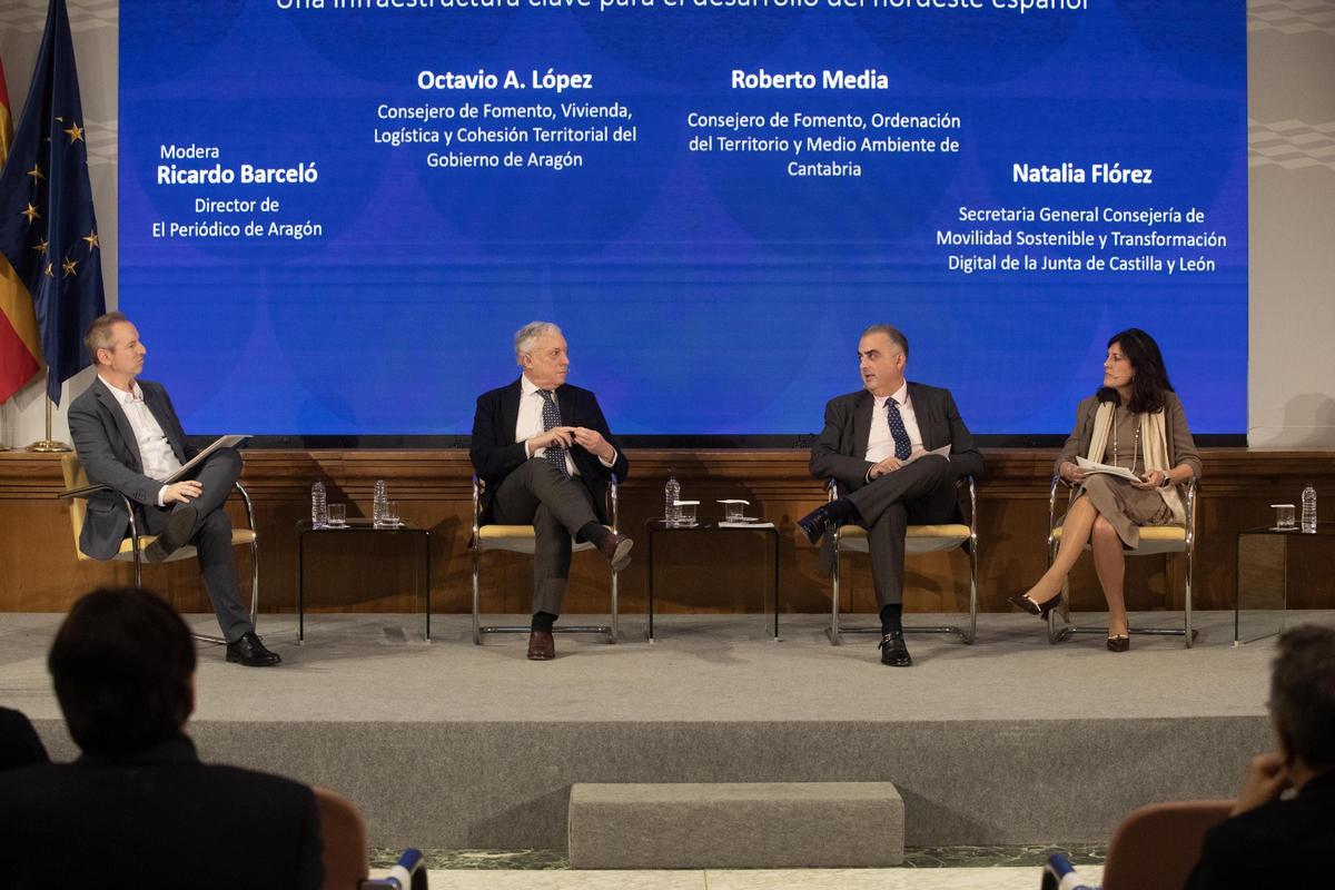 Octavio López, consejero de consejero de Fomento, Vivienda, Logística y Cohesión Territorial de Aragón; Roberto Media,  consejero de Fomento de Cantabria; y Natalia Flórez, secretaria general de Movilidad Sostenible y Transformación Digital de Castilla y León, junto al director de EL PERIÓDICO DE ARAGÓN, Ricardo Barceló.