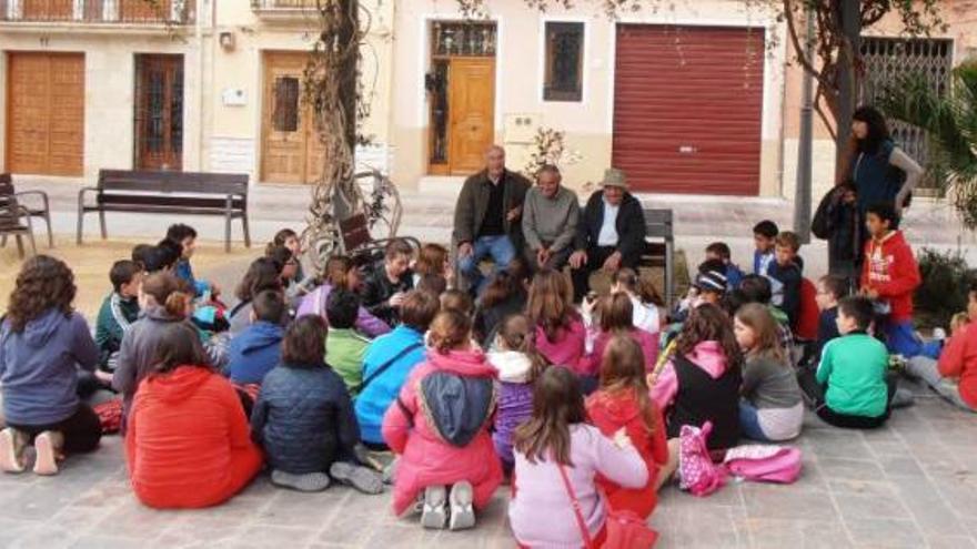 Los mayores explican a los niños la historia del municipio