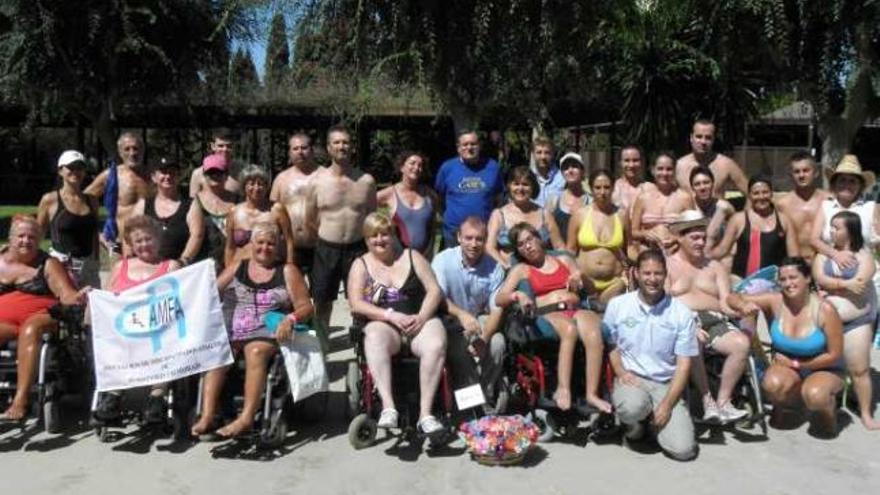 Los discapacitados de AMFA posaron para una foto de grupo.