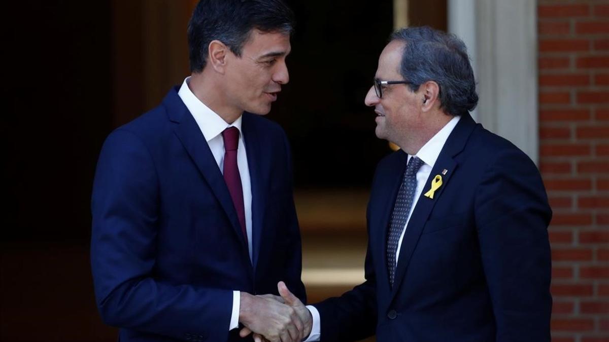 Pedro Sánchez saluda a Quim Torra a su llegada a la Moncloa