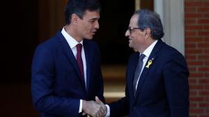 El presidente del Gobierno, Pedro Sánchez, recibe al ’president’ de la Generalitat, Quim Torra, en el palacio de la Moncloa.