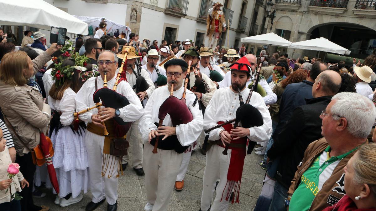 Gaitas sonando en el Casco Vello durante la Festa dos Maios de 2017