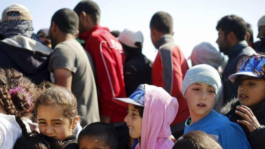 Niños, haciendo cola para recibir comida en Idomeni. // Reuters