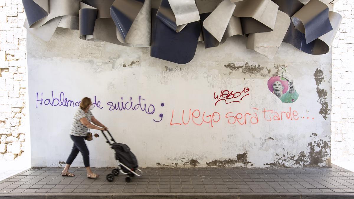 Una pintada sobre el suicidio, bajo las escaleras del Jorge Juan.