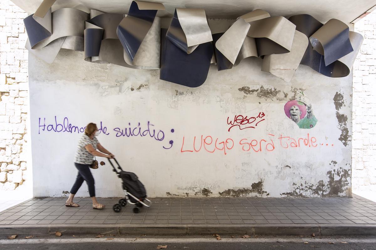 Una pintada sobre el suicidio, bajo las escaleras del Jorge Juan.