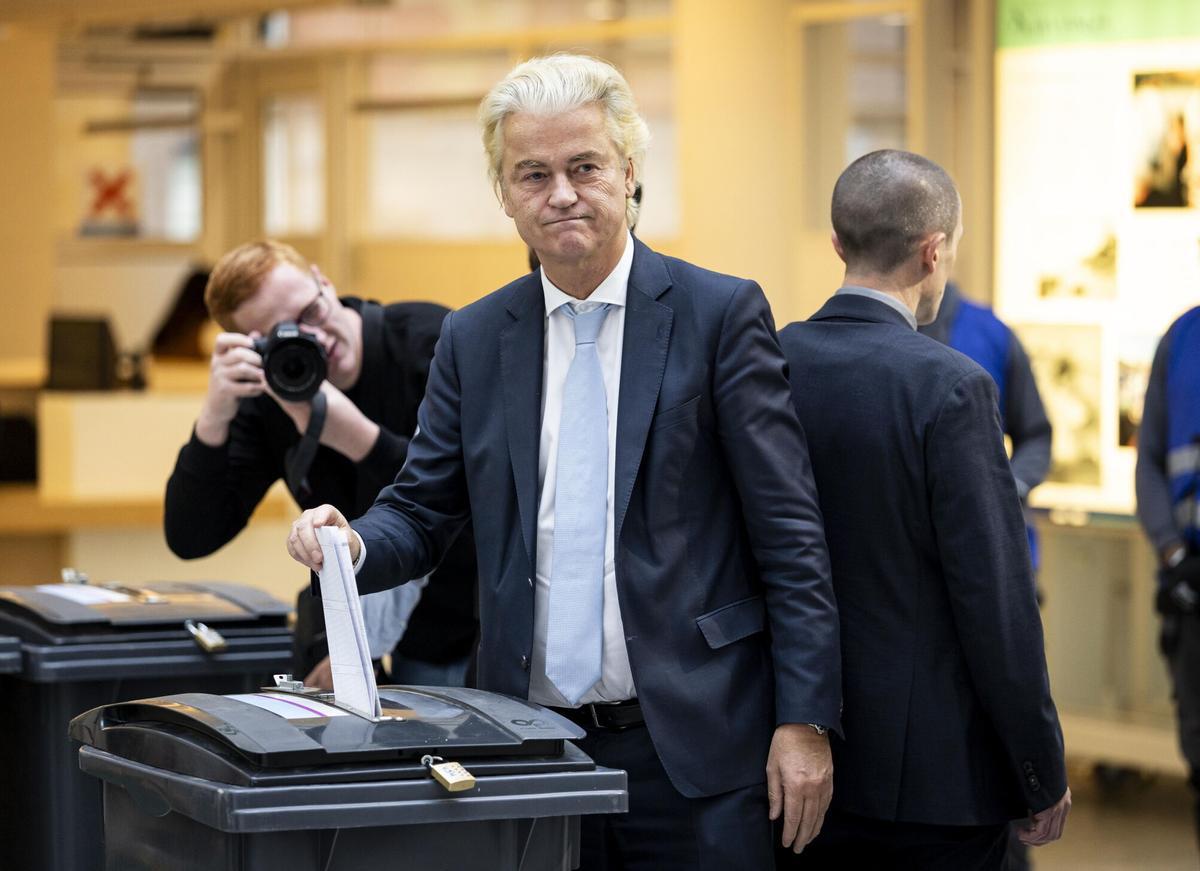 El líder del Partido por la Libertad (PVV), Geert Wilders, vota en un colegio electoral de La Haya, este miércoles.