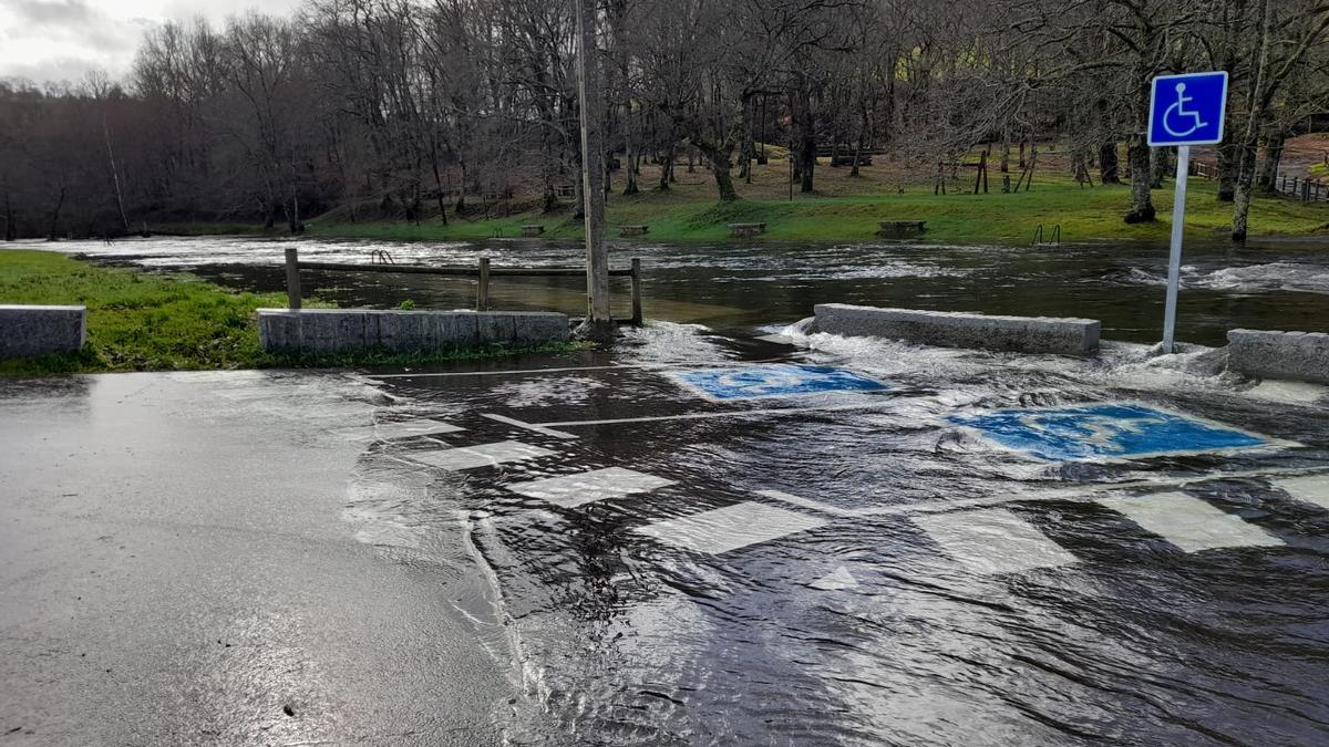 El río Deza, desbordado en Pozo de Boi, en Vilatuxe (Lalín)./ Bernabé/ Javier Lalín