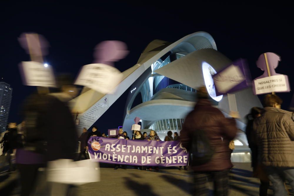 Protesta feminista contra Plácido Domingo frente a Les Arts