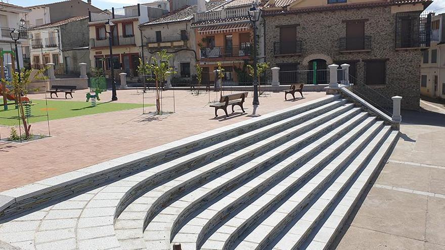 Adaptan la plaza de España de Deleitosa para actividades de ocio y espectáculos