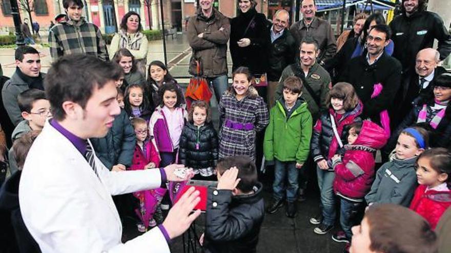 Momento de la actuación del mago Castañeiras ayer en el paseo de Begoña.